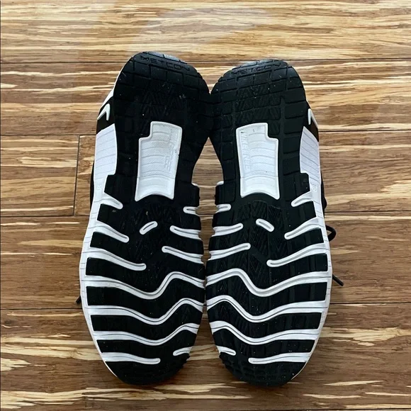 Nike Black and White Athletic Shoes - Picture 4 of 5